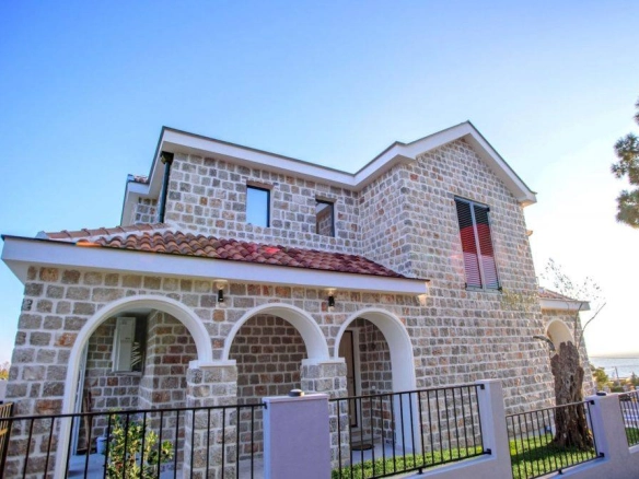 Kamena kuća sa bazenom na Luštici