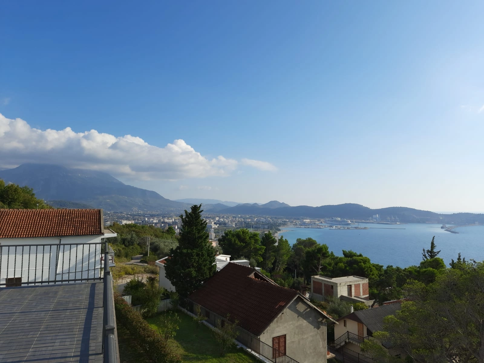 Kuca-sa-bazenom-i-dvoristem-u-Susnju-Bar-1 Kuća 184 m² – Šušanj, Bar — fotografija 2
