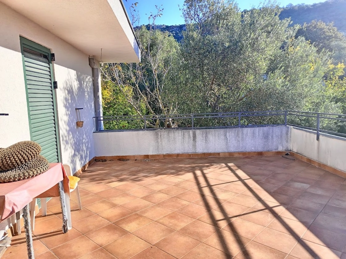 Kuca-sa-dvije-etaze-i-dvoristem-u-Bjelisima-Bar-2 Kuća 208 m² – Bjeliši, Bar — fotografija 3