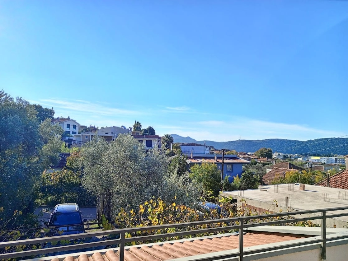 Kuca-sa-dvije-etaze-i-dvoristem-u-Bjelisima-Bar-3 Kuća 208 m² – Bjeliši, Bar — fotografija 4