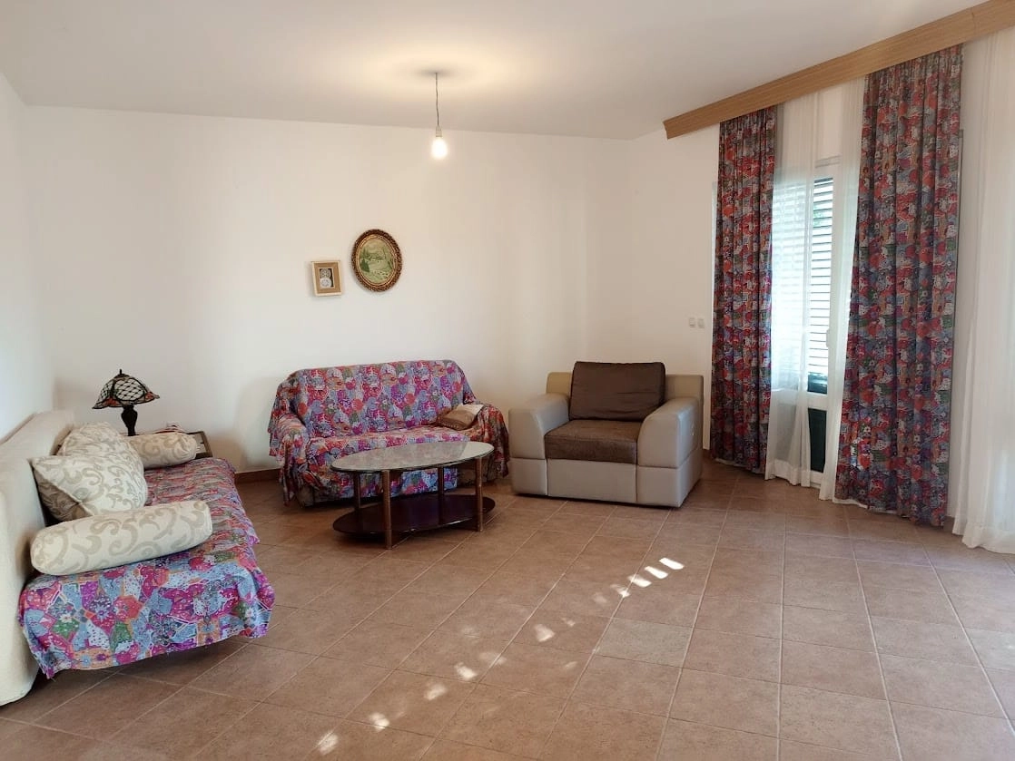 Kuca-sa-dvije-etaze-i-dvoristem-u-Bjelisima-Bar-4 Kuća 208 m² – Bjeliši, Bar — fotografija 5