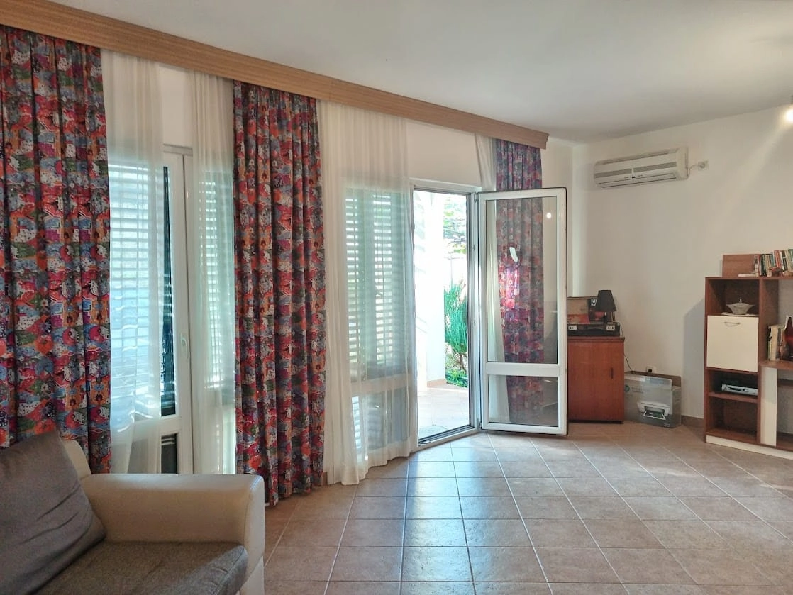 Kuca-sa-dvije-etaze-i-dvoristem-u-Bjelisima-Bar-5 Kuća 208 m² – Bjeliši, Bar — fotografija 6