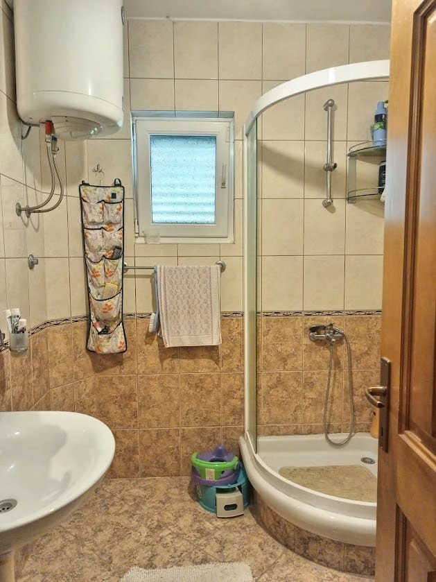 Kuca-sa-dvije-etaze-i-dvoristem-u-Bjelisima-Bar-9 Kuća 208 m² – Bjeliši, Bar — fotografija 10