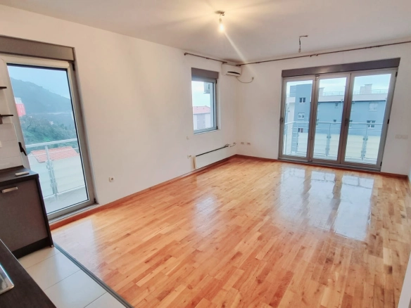 Dvosoban stan sa studiom i garažom