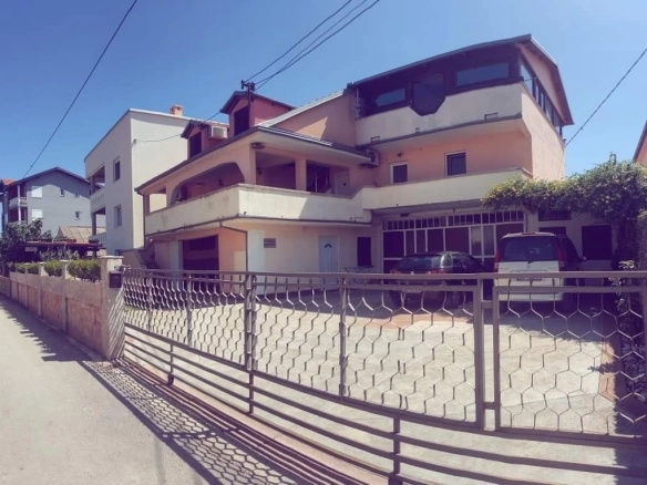Kuća sa apartmanima u Donjem Stoju