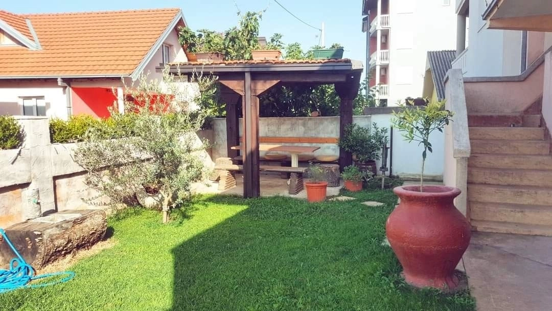 Kuca-sa-apartmanima-u-Donjem-Stoju-Ulcinj-1 Kuća 235 m² – Donji Štoj, Ulcinj — fotografija 2