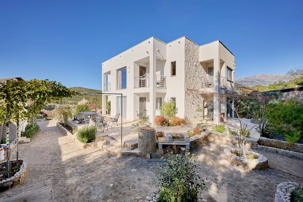 Kuca-sa-dizajnerskom-fasadom-u-Krimovici-Kotor-1 Kuća 200 m² – Krimovica, Kotor — fotografija 2