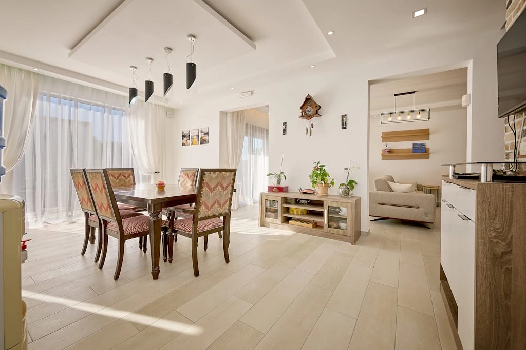 Kuca-sa-dizajnerskom-fasadom-u-Krimovici-Kotor-3 Kuća 200 m² – Krimovica, Kotor — fotografija 4