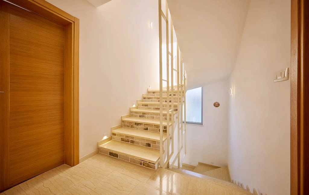 Kuca-sa-dizajnerskom-fasadom-u-Krimovici-Kotor-8 Kuća 200 m² – Krimovica, Kotor — fotografija 9
