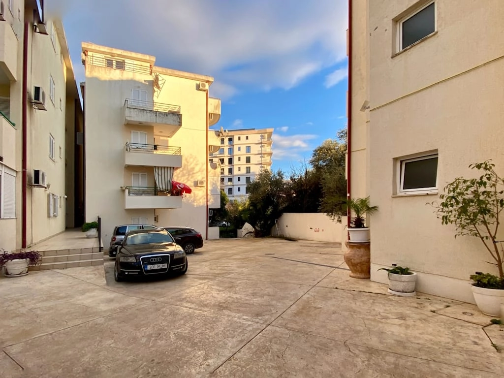 Jednosoban-stan-sa-privatnim-dvoristem-Becici-Budva-3 Jednosoban stan 53 m² – Bečići, Budva — fotografija 4