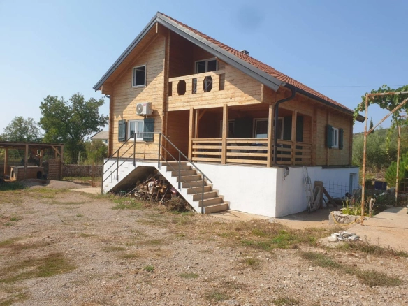 Kompleks od tri kuće sa bazenom u Zagori