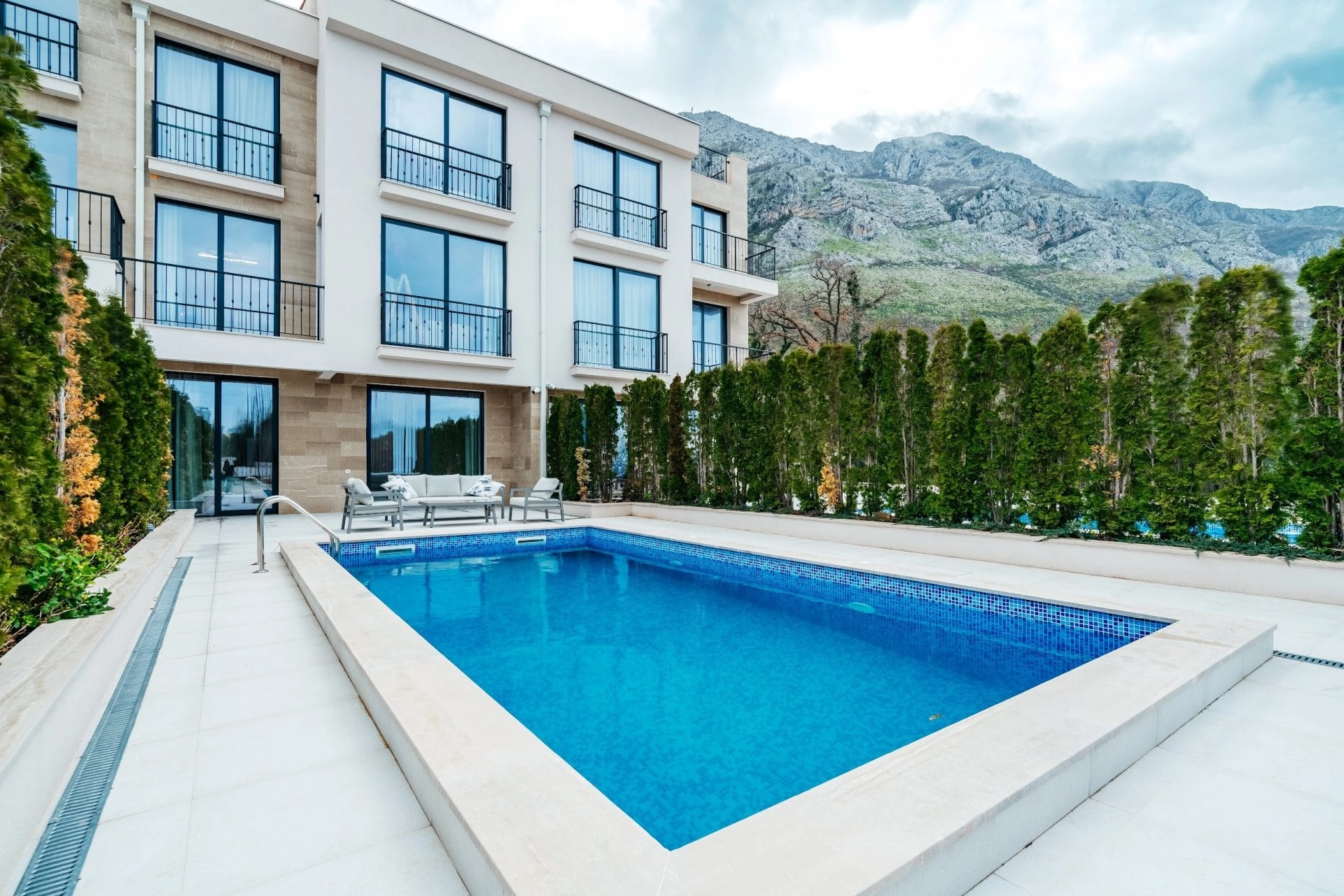Kuca-sa-bazenom-i-pogledom-na-more-Blizikuce-Budva-1 Kuća 220 m² – Blizikuće, Budva — fotografija 2
