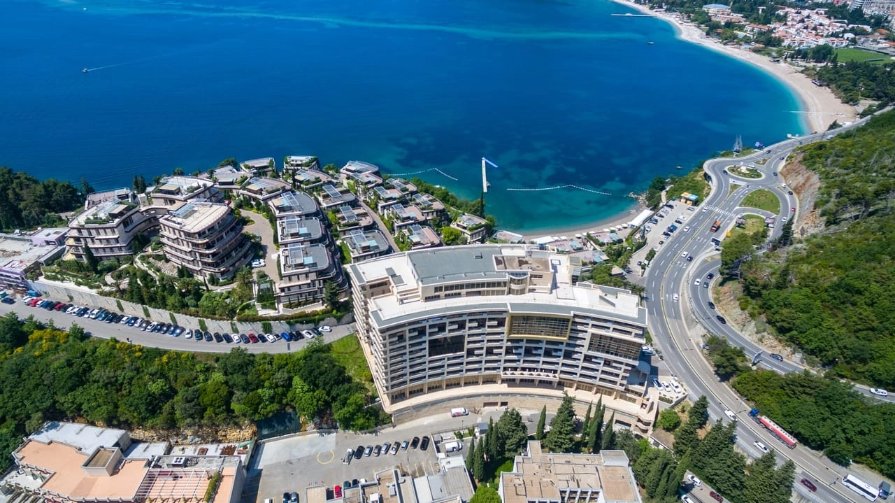 Trosoban-stan-u-Harmonia-Apart-Hotelu-Zavala-Budva-1 Trosoban stan 104 m² – Budva — fotografija 2