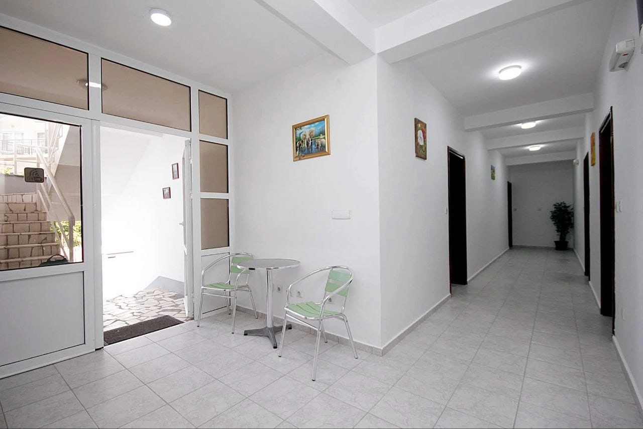 Mini-hotel-sa-15-apartmana-na-Susnju-Bar-1 Hotel 552 m² – Šušanj, Bar — fotografija 2