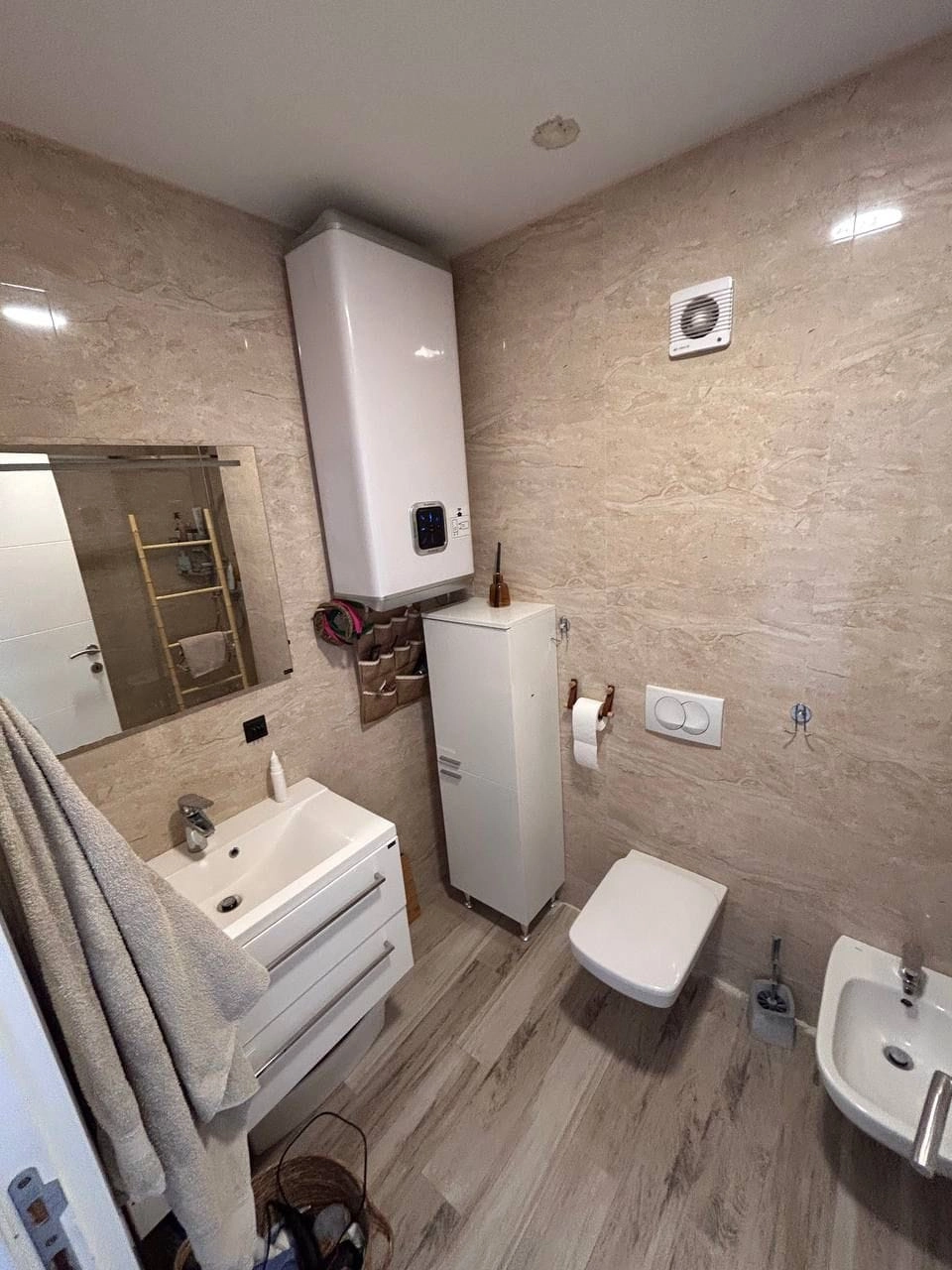 Dvosoban-stan-u-kompleksu-na-prvoj-liniji-mora-Dobra-Voda-Bar-9 Dvosoban stan 83 m² – Dobra Voda, Bar — fotografija 10