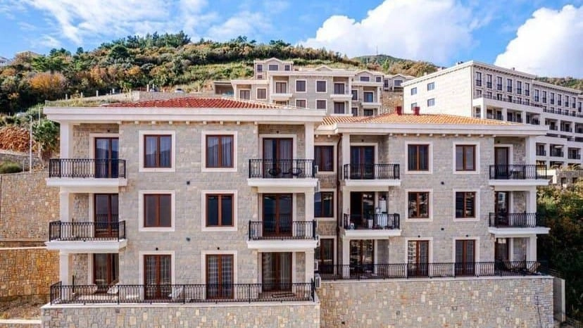 Jednosoban-stan-s-terasom-i-pogledom-na-more-Budva-1 Jednosoban stan 50 m² – Babin Do, Budva — fotografija 2