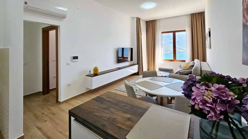 Jednosoban-stan-s-terasom-i-pogledom-na-more-Budva-3 Jednosoban stan 50 m² – Babin Do, Budva — fotografija 4