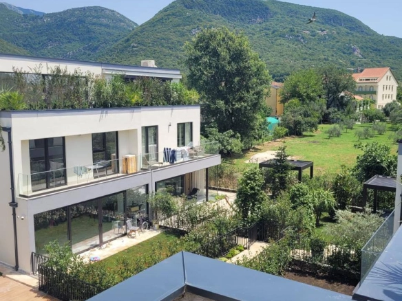 Kuća sa bazenom u Lastvi Grbaljskoj