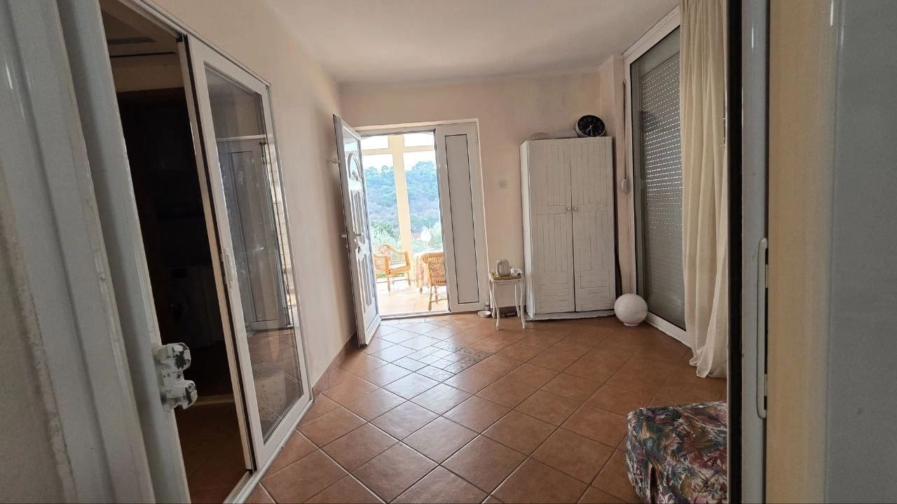 Dvosoban-stan-sa-terasom-u-Petrovcu-Budva-2 Dvosoban stan 56 m² – Petrovac, Budva — fotografija 3