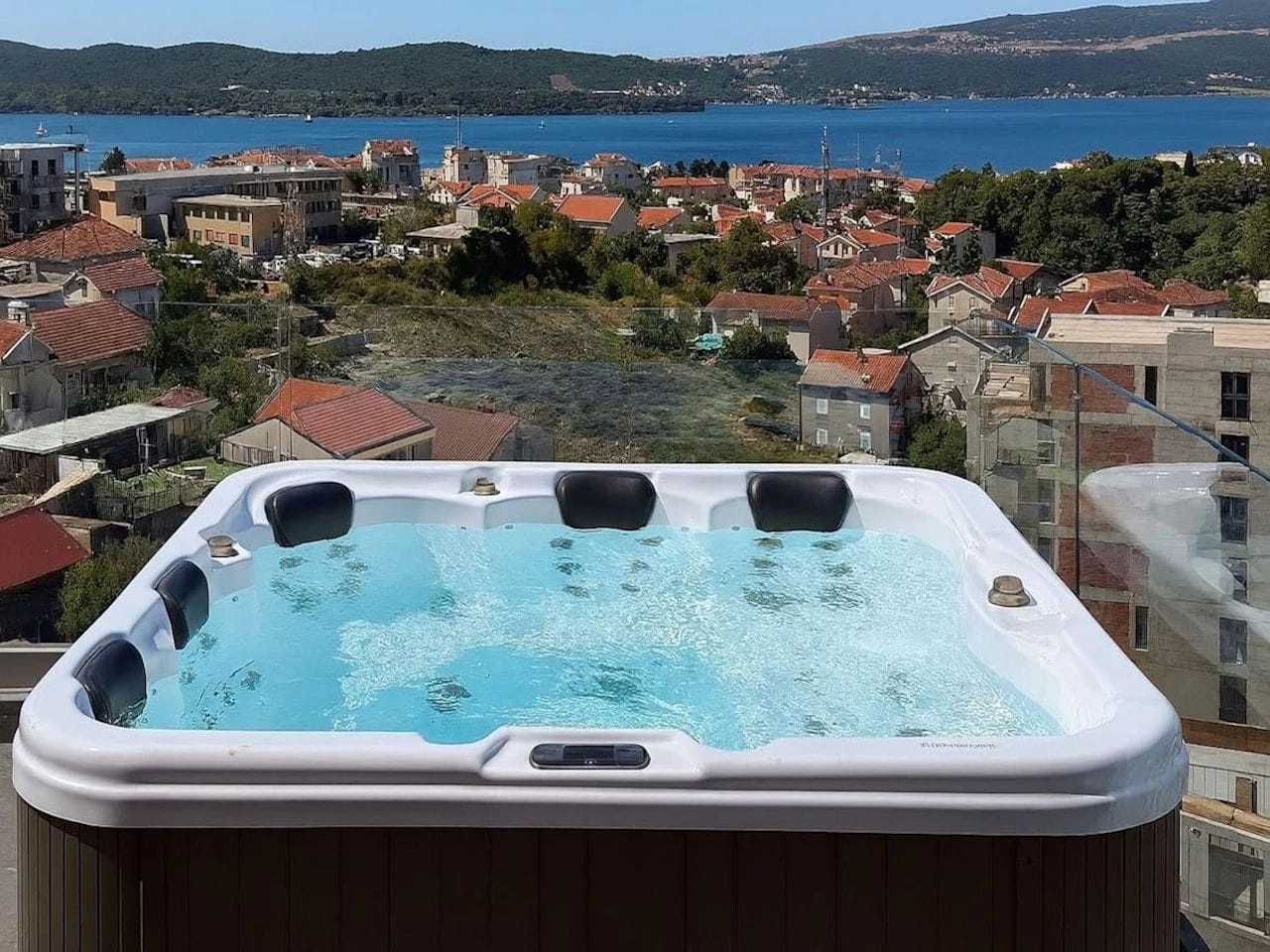 Dupleks-penthaus-sa-terasom-i-djakuzijem-Tivat Dupleks penthaus sa terasom i đakuzijem