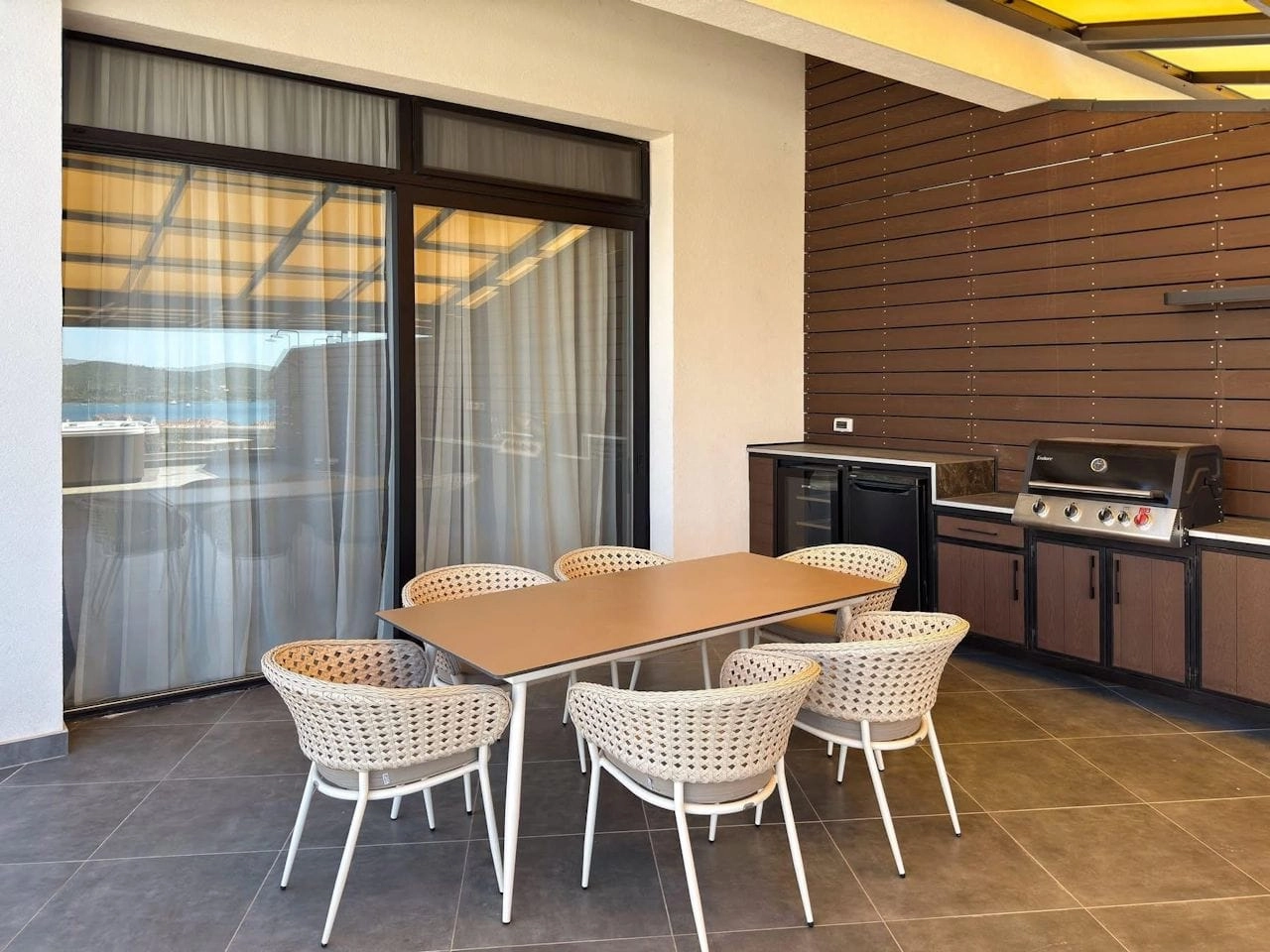 Dupleks-penthaus-sa-terasom-i-djakuzijem-Tivat-2 Dvosoban stan 185 m² – Mažina, Tivat — fotografija 3