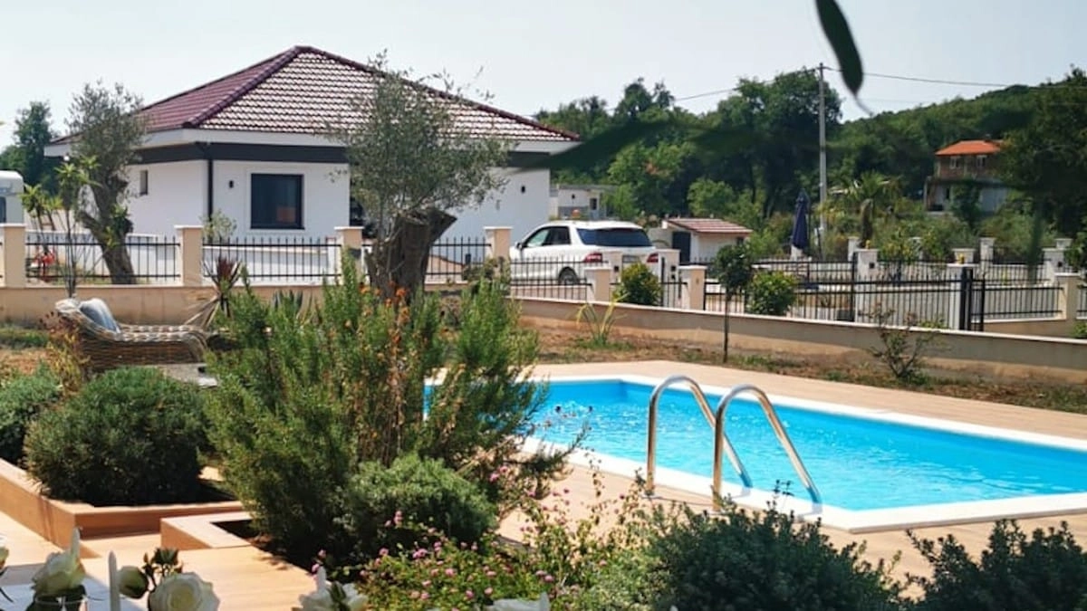 Prizemna-kuca-sa-bazenom-u-Lastvi-Grbaljskoj-Budva Prizemna kuća sa bazenom u Lastvi Grbaljskoj