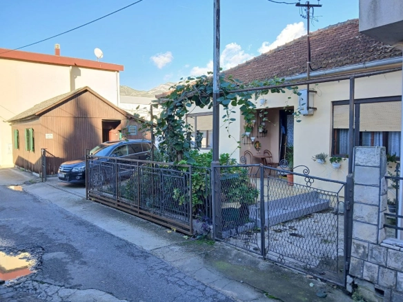 Prizemna kuća sa dvorištem u Polju