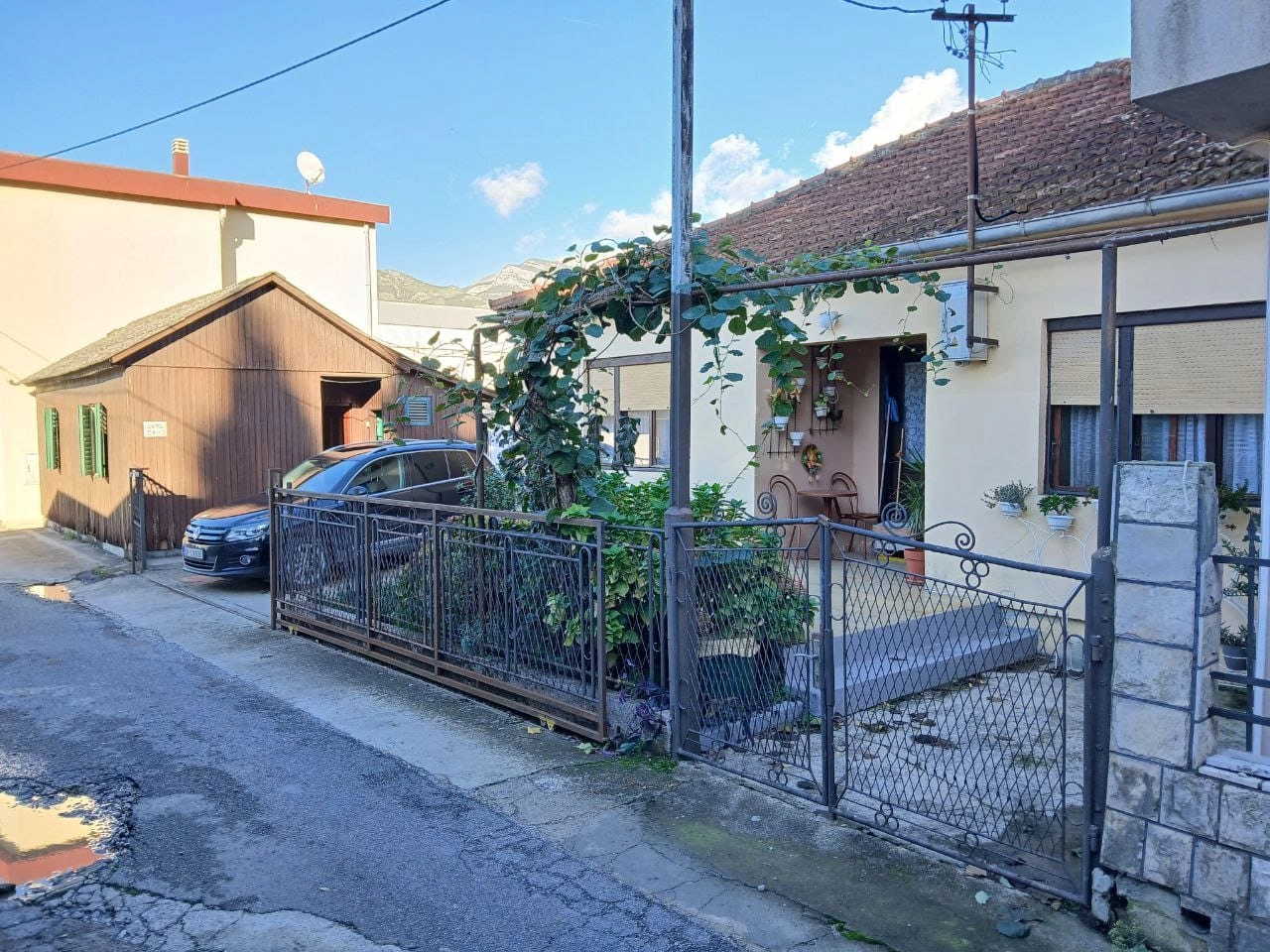 Prizemna-kuca-sa-dvoristem-u-Polju-Bar Prizemna kuća sa dvorištem u Polju