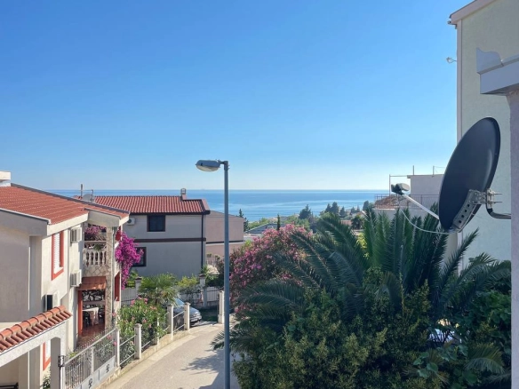 Kuća sa dva stana i pogledom na more