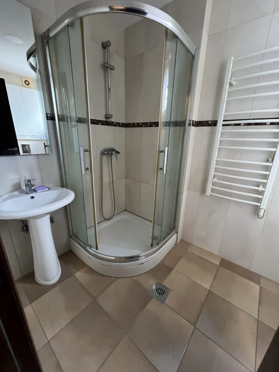 Jednosoban-stan-u-zgradi-Twister-Rozino-Budva-8 Jednosoban stan 50 m² – Rozino, Budva — fotografija 9