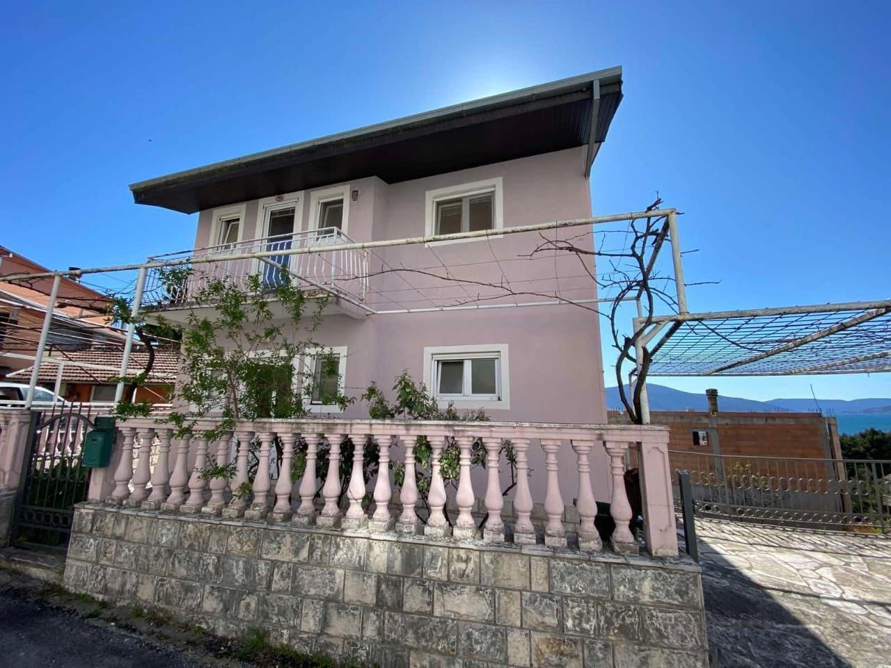 Kuća sa pogledom na more i dvorištem