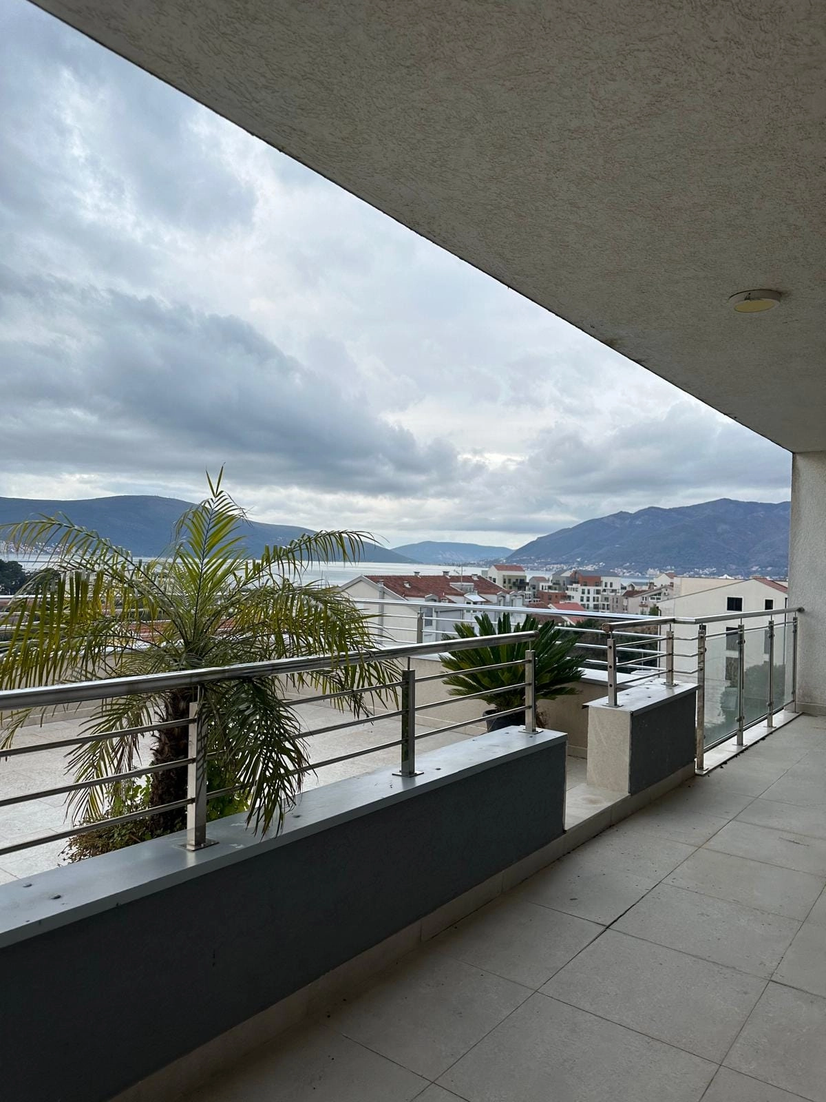 Dvosoban-stan-sa-pogledom-na-more-Pod-Kuk-Tivat-1 Dvosoban stan 87 m² – Tivat — fotografija 2