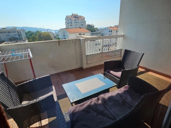 Dvosoban stan 90 m² – Bar — fotografija 2