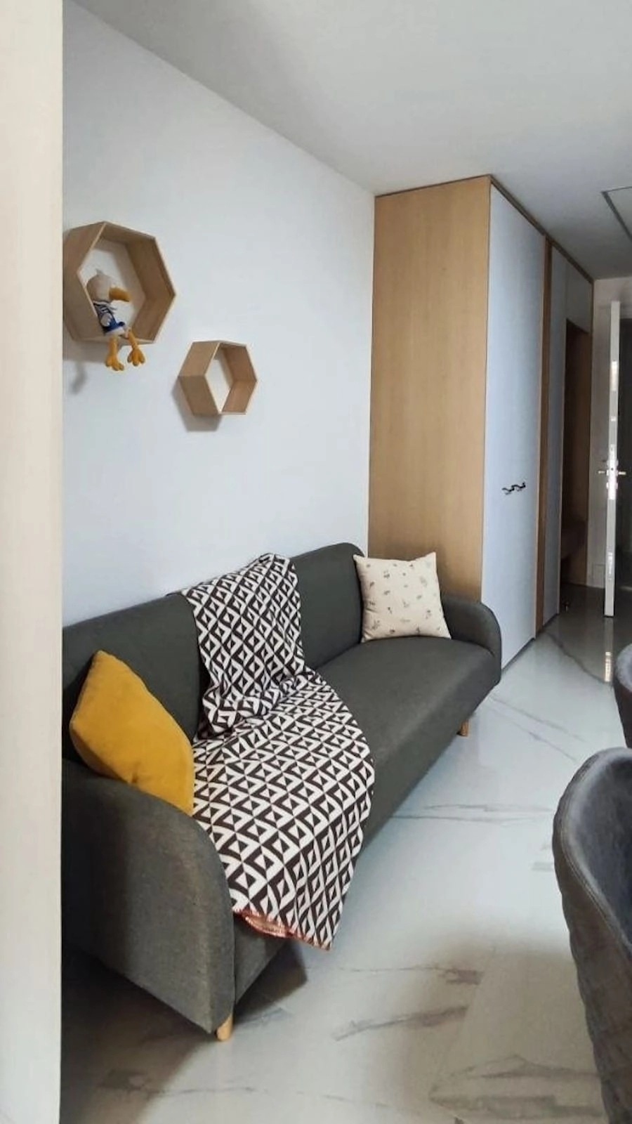 Garsonjera-36-m²-sa-namjestajem-po-mjeri-Bar-3 Garsonjera 36 m² – Bar — fotografija 4