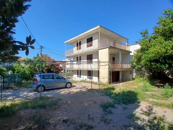 Kuća sa placom u Sutomoru
