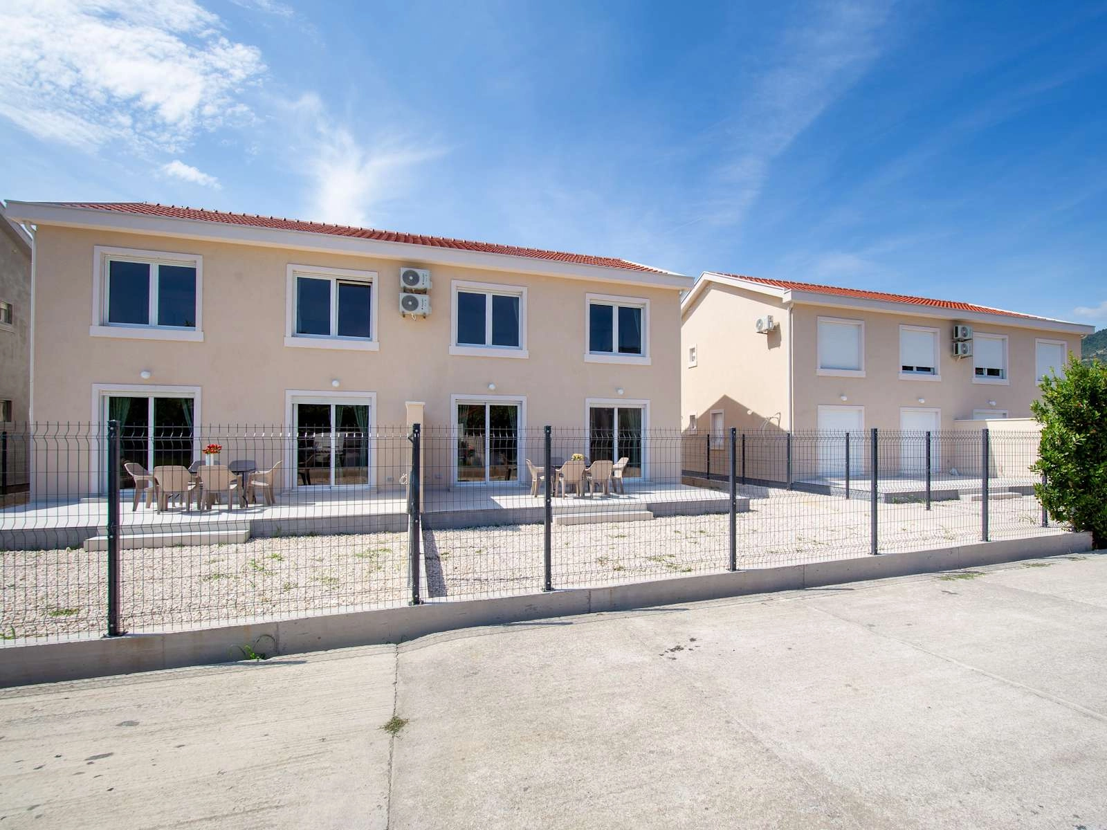 Duplex-stan-sa-dvoristem-u-Radanovicima-Kotor-1 Trosoban stan 132 m² – Radanovići, Kotor — fotografija 2