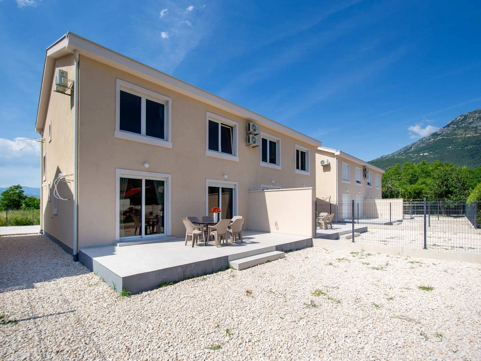 Duplex-stan-sa-dvoristem-u-Radanovicima-Kotor-3 Trosoban stan 132 m² – Radanovići, Kotor — fotografija 4