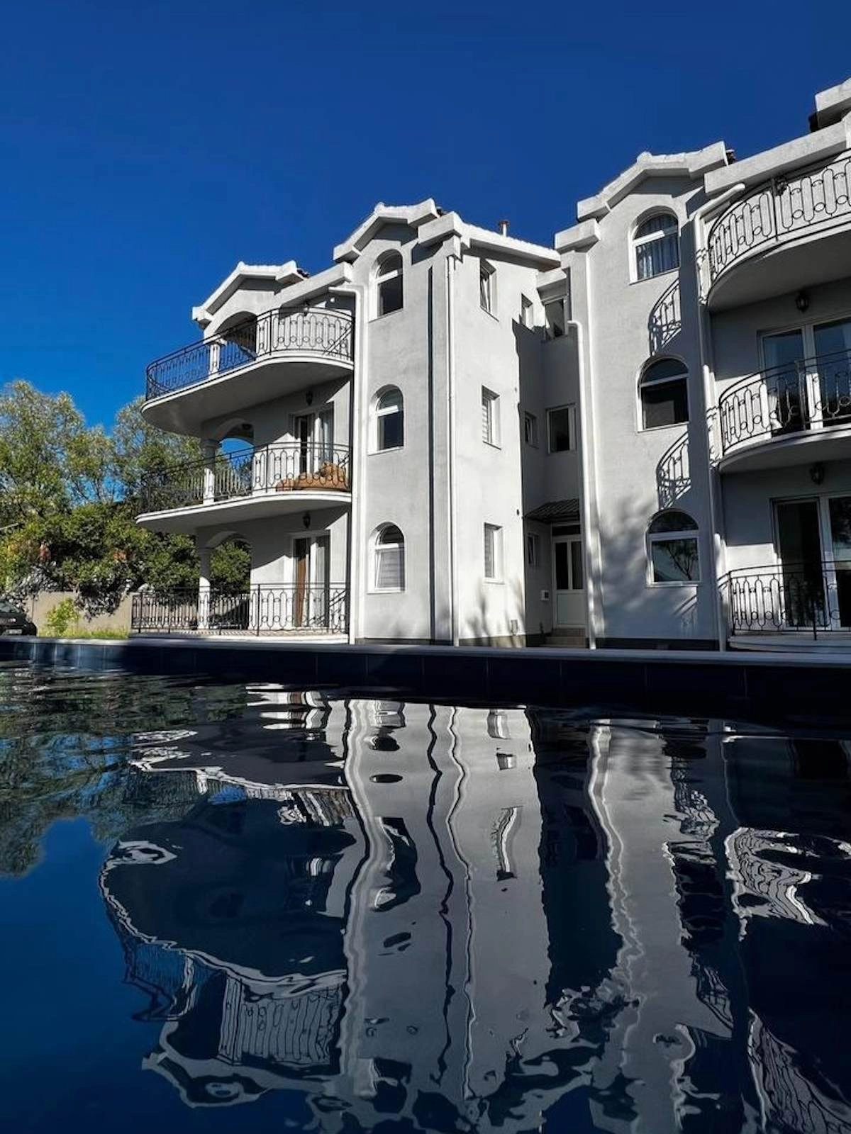 Dvosoban-stan-sa-bazenom-u-Lastvi-Grbaljskoj-Budva Dvosoban stan sa bazenom u Lastvi Grbaljskoj