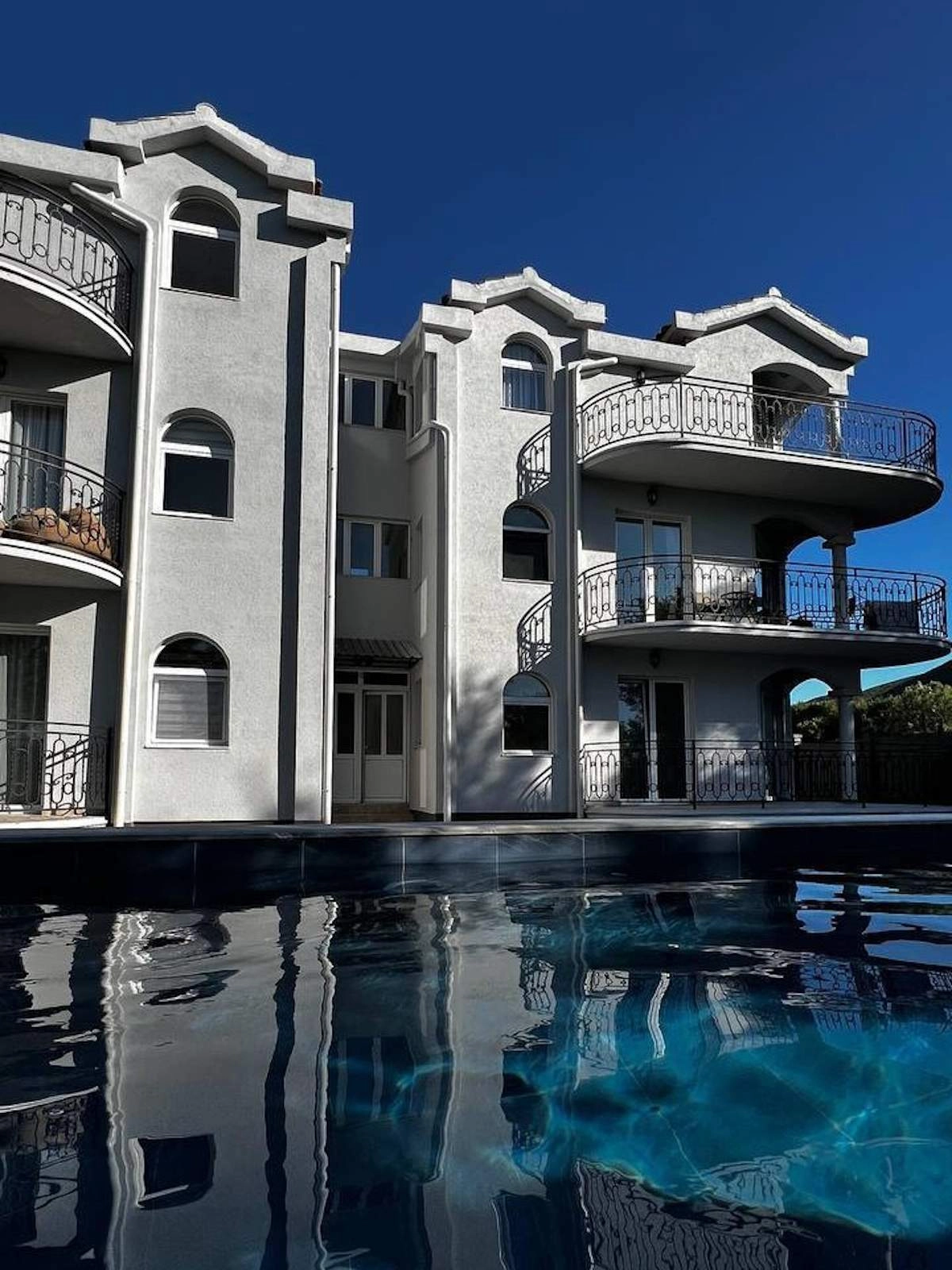 Dvosoban-stan-sa-bazenom-u-Lastvi-Grbaljskoj-Budva-1 Dvosoban stan 79 m² – Budva — fotografija 2