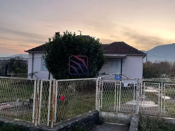 Kuća sa ograđenim dvorištem u Botunu