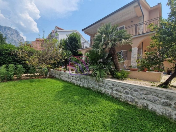 Renovirana kuća sa pogledom na more u Prčanju