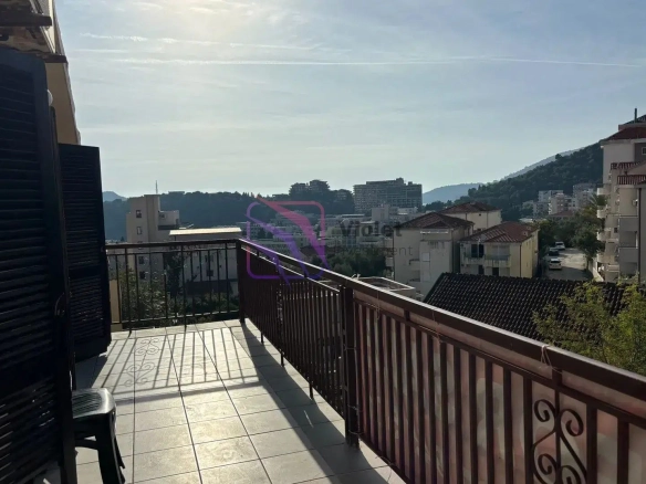 Garsonjera sa terasom u Bečićima
