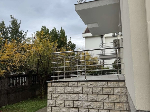 Kuća sa garažom i dvorištem, Stari aerodrom, Podgorica — fotografija 2