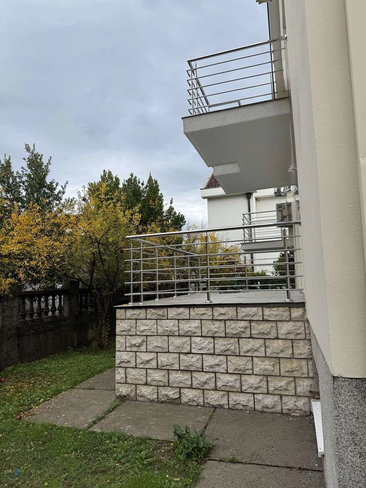 Kuca-za-izdavanje-Stari-aerodrom-Podgorica-1 Kuća sa garažom i dvorištem, Stari aerodrom, Podgorica — fotografija 2
