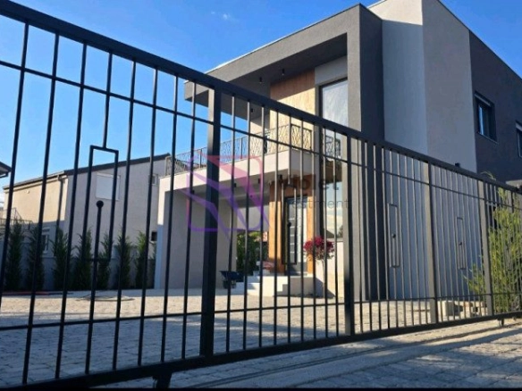 Porodična kuća sa dvorištem u Tološima