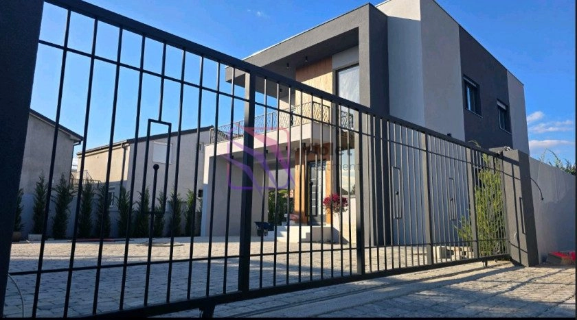 Porodicna-kuca-sa-dvoristem-u-Tolosima-Podgorica Porodična kuća sa dvorištem u Tološima