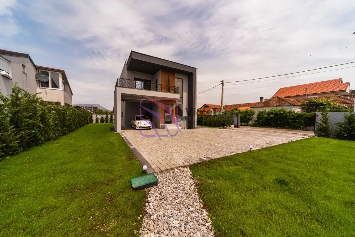 Porodicna-kuca-sa-dvoristem-u-Tolosima-Podgorica-1 Kuća 202 m² – Tološi, Podgorica — fotografija 2