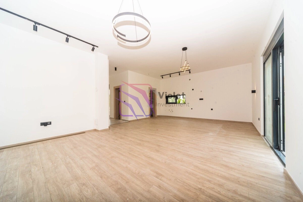 Porodicna-kuca-sa-dvoristem-u-Tolosima-Podgorica-4 Kuća 202 m² – Tološi, Podgorica — fotografija 5