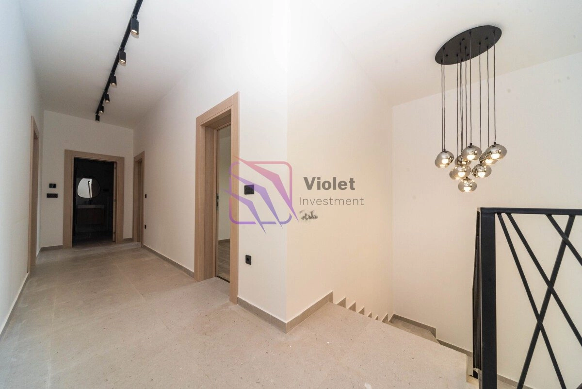 Porodicna-kuca-sa-dvoristem-u-Tolosima-Podgorica-7 Kuća 202 m² – Tološi, Podgorica — fotografija 8