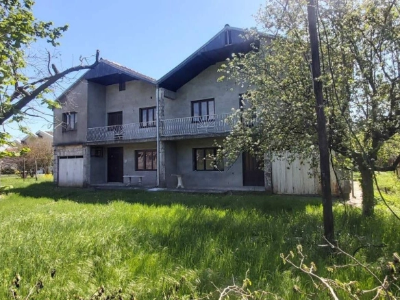 Kuća sa velikim placem u Pažićima